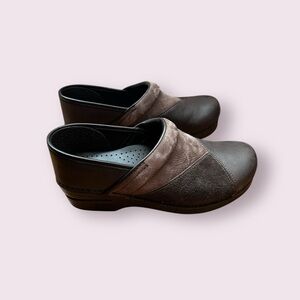 Dansko women’s leather and suede clogs, sz 39